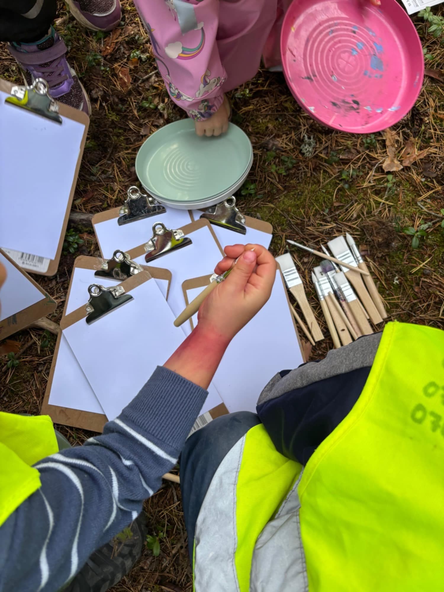 Barn som målar tillsammans