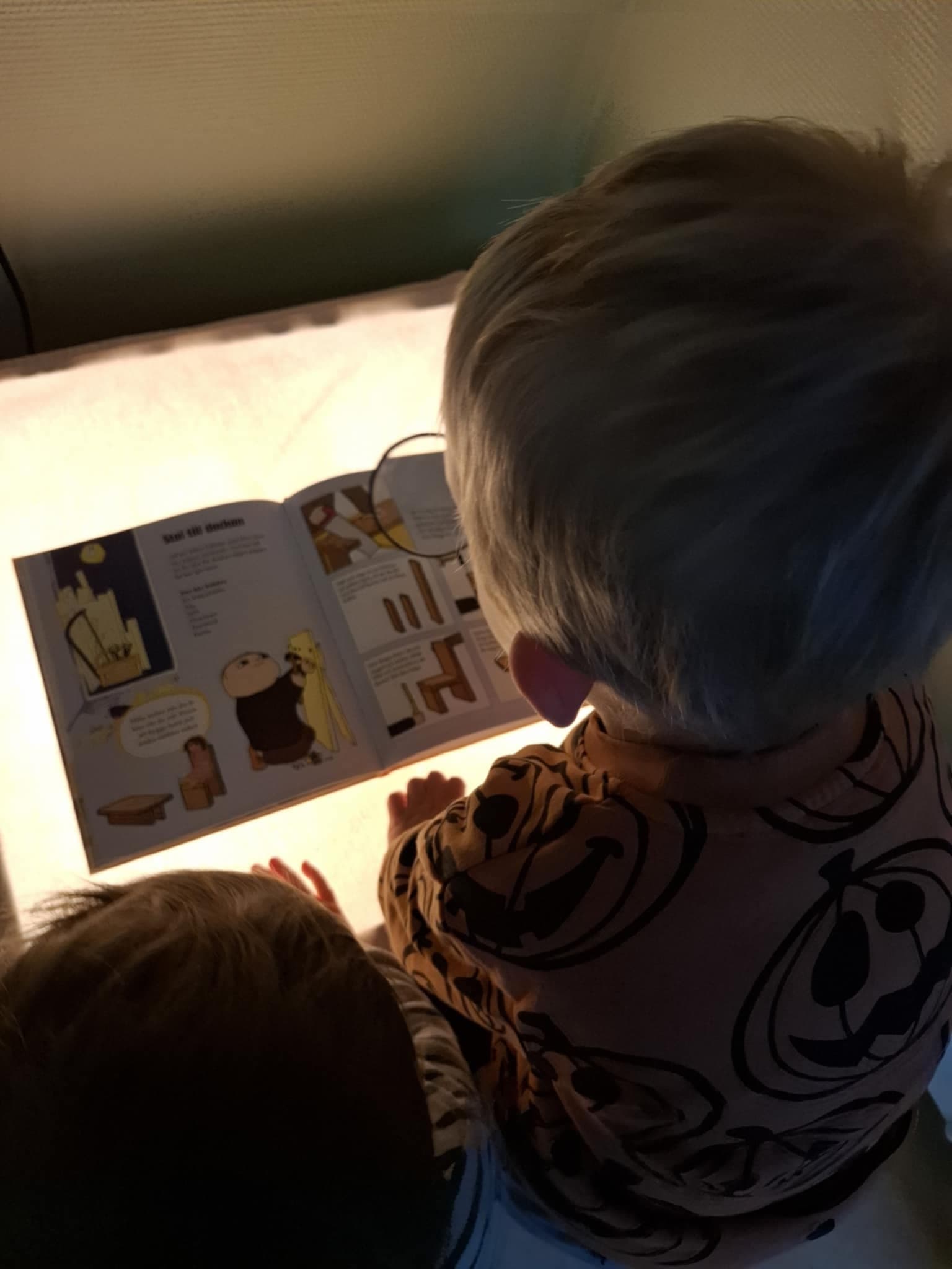 Barn som läser tillsammans